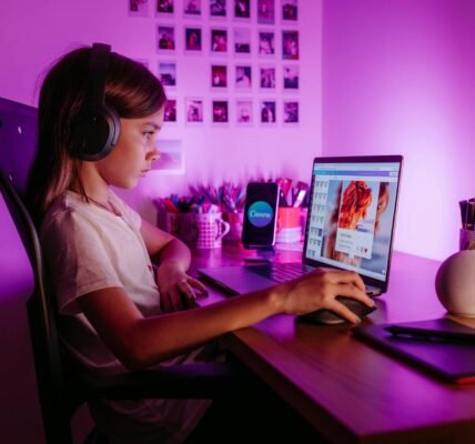 child using internet