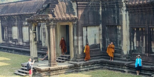 De templos ancestrales a cráteres de guerra: la historia en capas de Laos