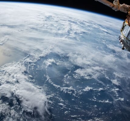 SpaceX marca doble hito: Crew-12 al espacio y primer aterrizaje en LZ-40