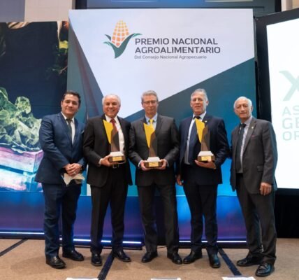 Agricultura Nacional (Dragón) gana su tercer Premio Nacional Agroalimentario y celebra 90 años