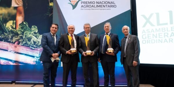 Agricultura Nacional (Dragón) gana su tercer Premio Nacional Agroalimentario y celebra 90 años