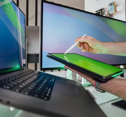 La IA ahorra más de una hora diaria a trabajadores mexicanos, pero la productividad no sube