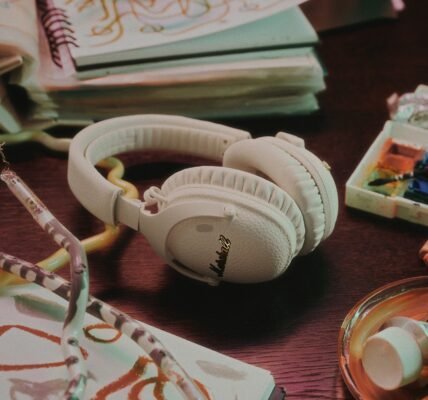 Marshall presenta en México los Monitor III A.N.C. Cream, audífonos con 70 horas de batería y estilo vintage