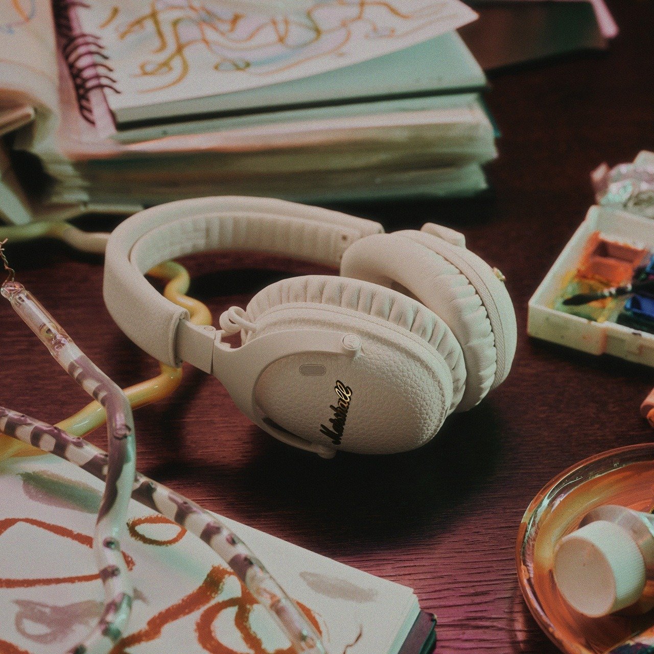 Marshall presenta en México los Monitor III A.N.C. Cream, audífonos con 70 horas de batería y estilo vintage