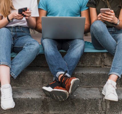 La inteligencia artificial y las redes sociales dominan el consumo digital de los jóvenes mexicanos