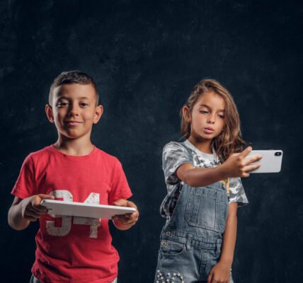 ¿Tu hijo sabe más de TikTok que de su historia familiar? La tendencia que une tecnología y raíces en el Día del Niño
