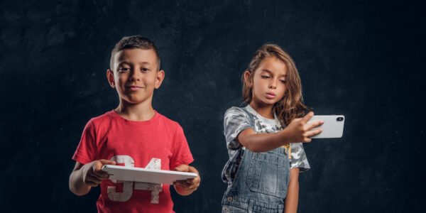 ¿Tu hijo sabe más de TikTok que de su historia familiar? La tendencia que une tecnología y raíces en el Día del Niño