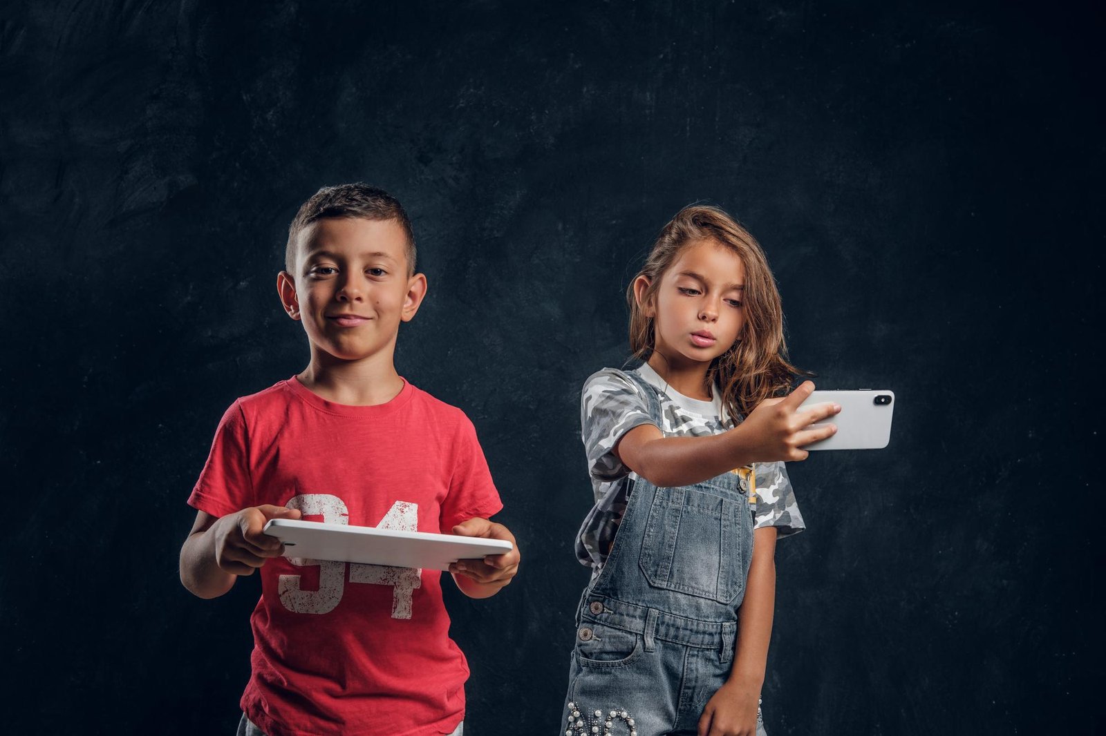 ¿Tu hijo sabe más de TikTok que de su historia familiar? La tendencia que une tecnología y raíces en el Día del Niño
