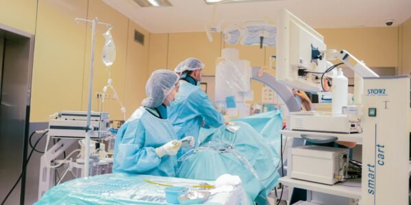 Johnson & Johnson lanza en México dispositivo de grapeo quirúrgico que promete mayor precisión en cirugías de mínima invasión