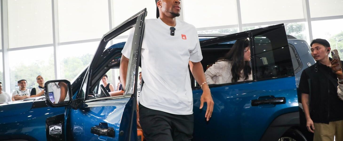 Giannis Antetokounmpo descubre el innovador JETOUR G700 durante su gira por China