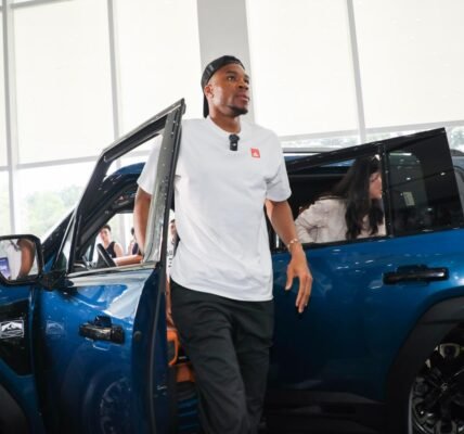 Giannis Antetokounmpo descubre el innovador JETOUR G700 durante su gira por China