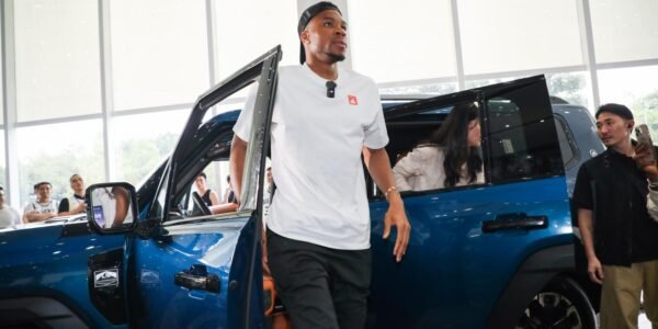 Giannis Antetokounmpo descubre el innovador JETOUR G700 durante su gira por China