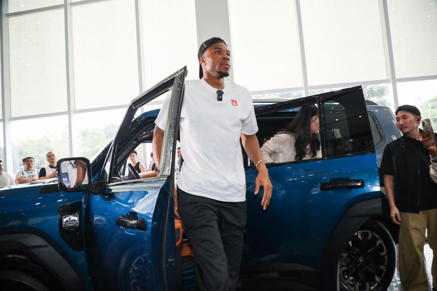 Giannis Antetokounmpo descubre el innovador JETOUR G700 durante su gira por China