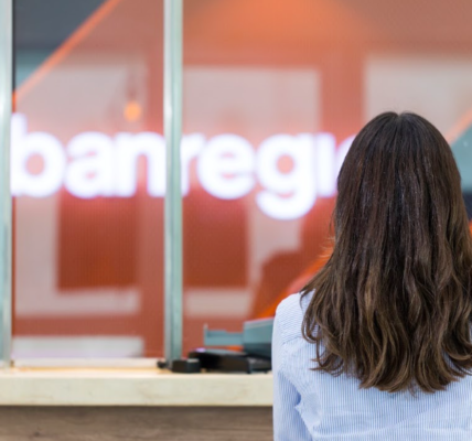 Romper la barrera del silencio: un nuevo capítulo de inclusión bancaria