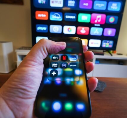 SOFA DGTL lleva la multinominada al Ariel "En el camino" a plataformas digitales para renta y compra
