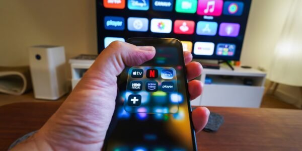 SOFA DGTL lleva la multinominada al Ariel "En el camino" a plataformas digitales para renta y compra