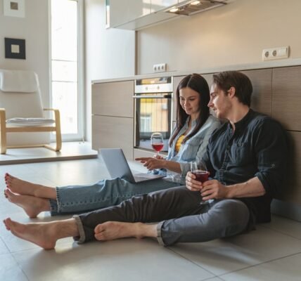 Del sueño a la decisión: qué deben considerar los jóvenes antes de comprar su primer departamento