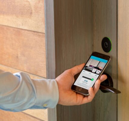 ASSA ABLOY integra su tecnología en una habitación inteligente que operará en vivo durante ABASTUR 2026