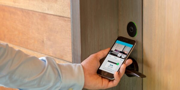 ASSA ABLOY integra su tecnología en una habitación inteligente que operará en vivo durante ABASTUR 2026