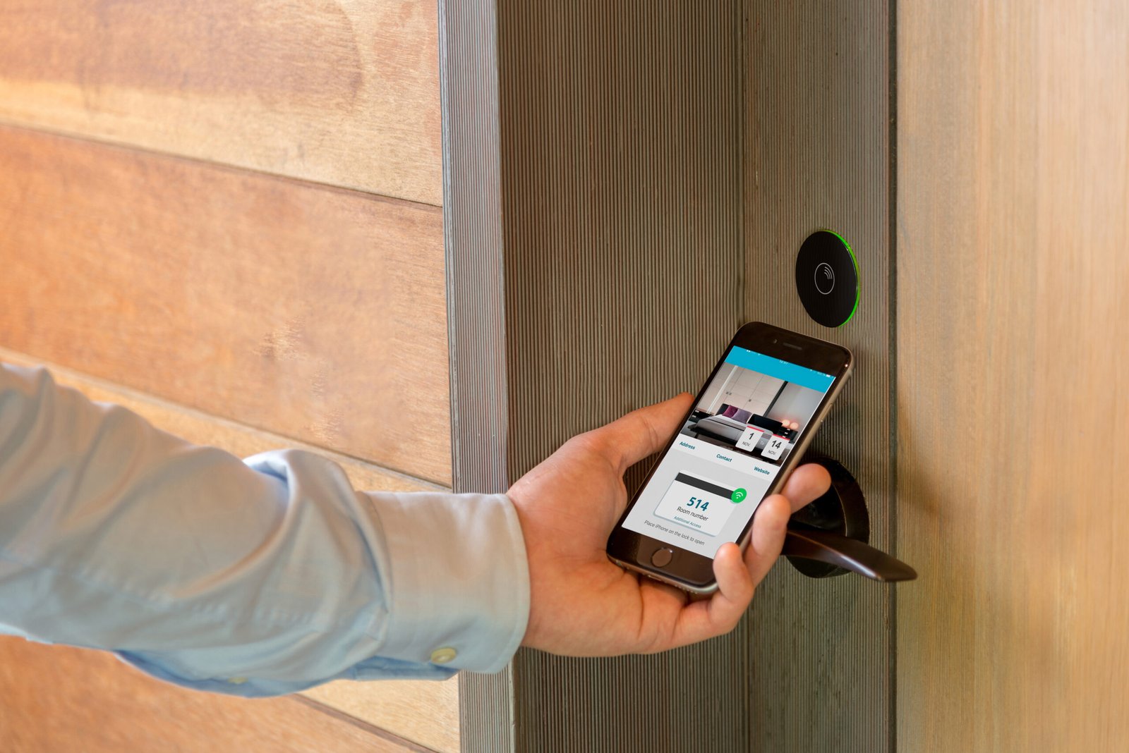 ASSA ABLOY integra su tecnología en una habitación inteligente que operará en vivo durante ABASTUR 2026