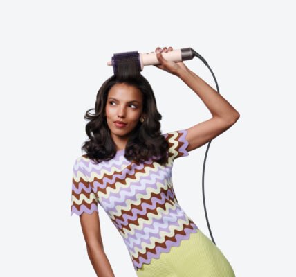 Dyson presenta Airsmooth™, su primer cepillo de aire caliente para secar, alisar y dar volumen