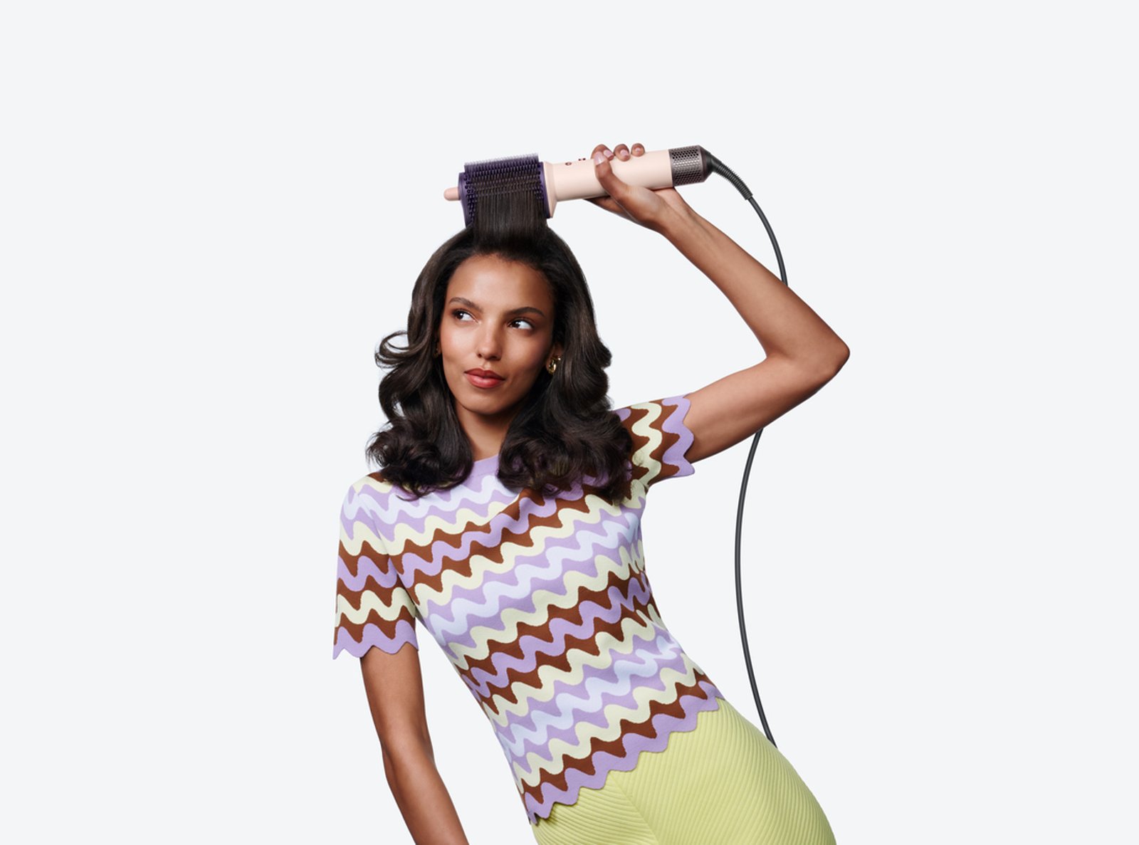 Dyson presenta Airsmooth™, su primer cepillo de aire caliente para secar, alisar y dar volumen