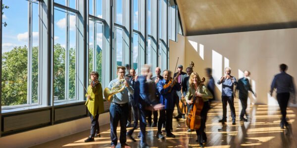Ensemble Modern llega al Cervantino con un viaje por el sonido, el espacio y el color