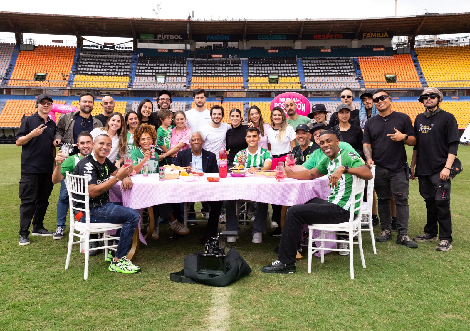 Dirty Kitchen y Manzana Postobón celebran los 10 años de la Gloria Continental con una experiencia de marca