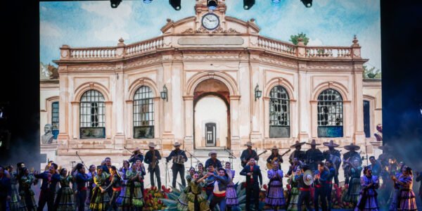 El colorido del norte de México se vivió en el 54 FIC con el Ballet Folklórico de la Universidad de Guanajuato