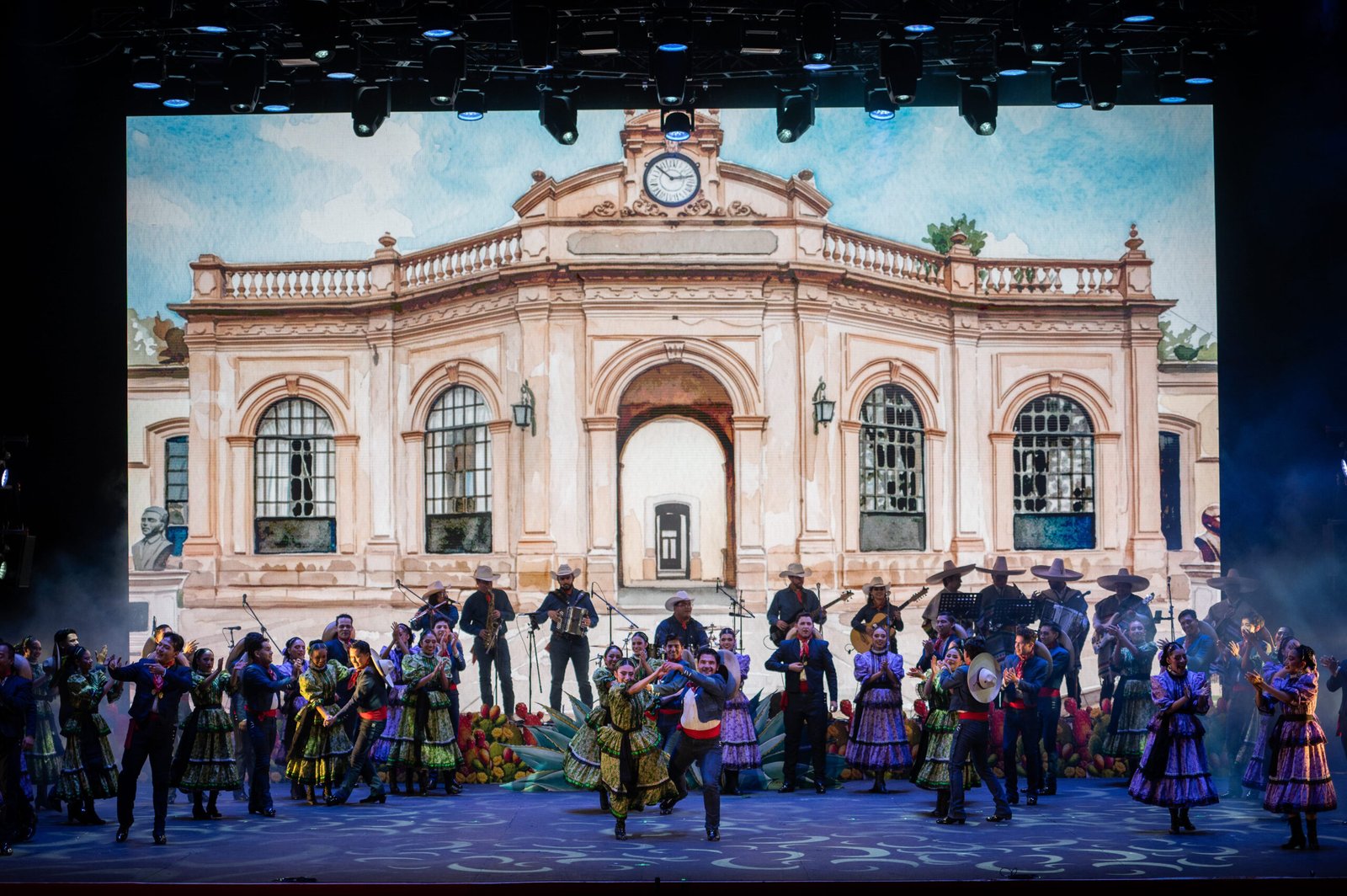 El colorido del norte de México se vivió en el 54 FIC con el Ballet Folklórico de la Universidad de Guanajuato