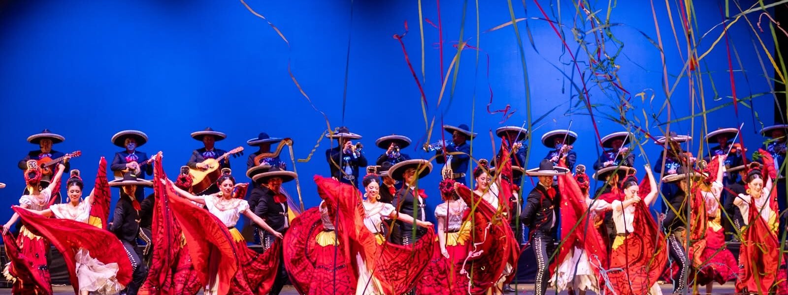 El Ballet Folklórico de Amalia Hernández y La ópera de los monstruos conquistan Guanajuato