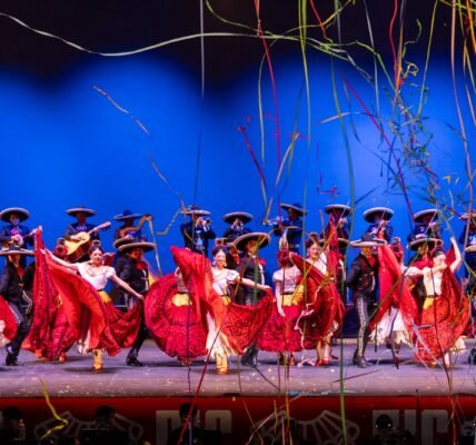 El Ballet Folklórico de Amalia Hernández y La ópera de los monstruos conquistan Guanajuato