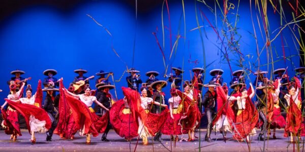 El Ballet Folklórico de Amalia Hernández y La ópera de los monstruos conquistan Guanajuato