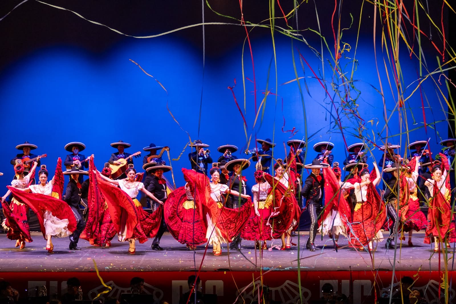 El Ballet Folklórico de Amalia Hernández y La ópera de los monstruos conquistan Guanajuato