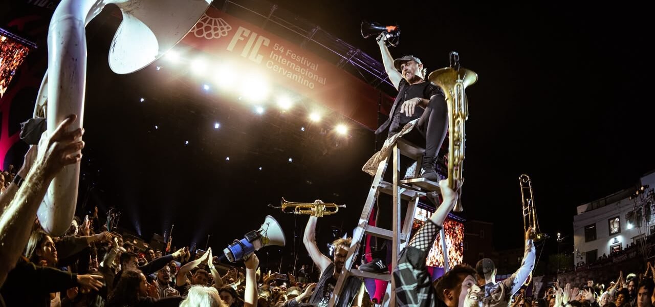 Lemon Bucket Orkestra desata una fiesta comunitaria en el 54 FIC