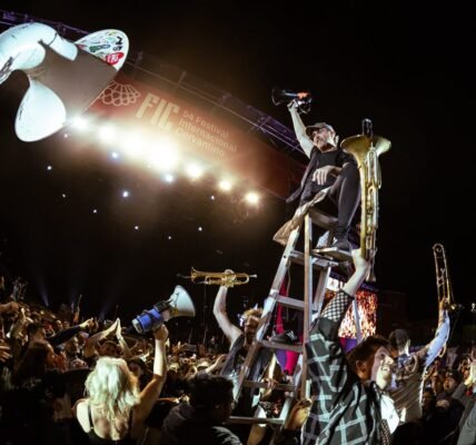 Lemon Bucket Orkestra desata una fiesta comunitaria en el 54 FIC