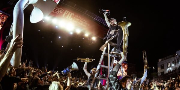 Lemon Bucket Orkestra desata una fiesta comunitaria en el 54 FIC