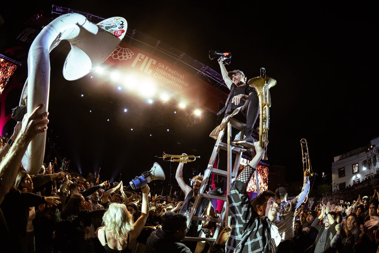 Lemon Bucket Orkestra desata una fiesta comunitaria en el 54 FIC